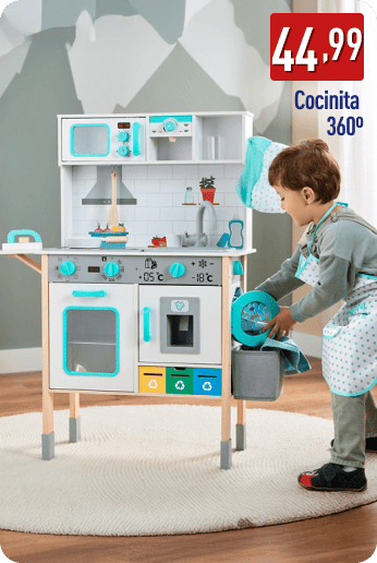 Niño jugando con una cocinita de juguete de madera en tonos azul y blanco. En la imagen aparece el precio 44,99 € y el texto Cocinita 360°.