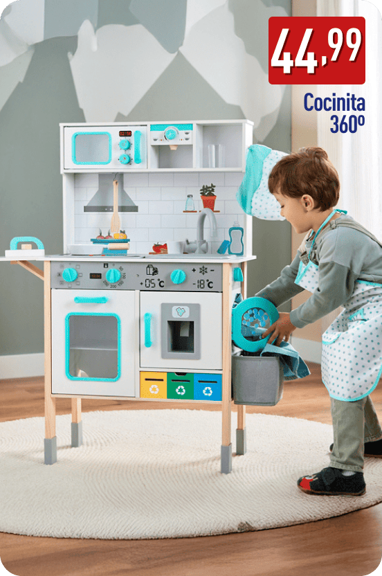 Niño jugando con una cocinita de juguete de madera en tonos azul y blanco. En la imagen aparece el precio 44,99 € y el texto Cocinita 360°.