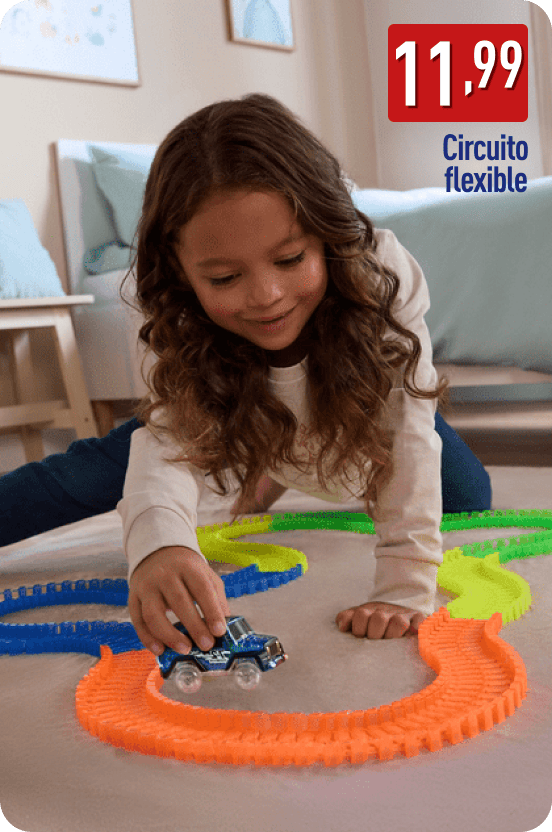 Niña jugando con un coche sobre un circuito flexible de colores azul, naranja, verde y amarillo. En la imagen aparece el precio 11,99 € y el texto Circuito flexible.