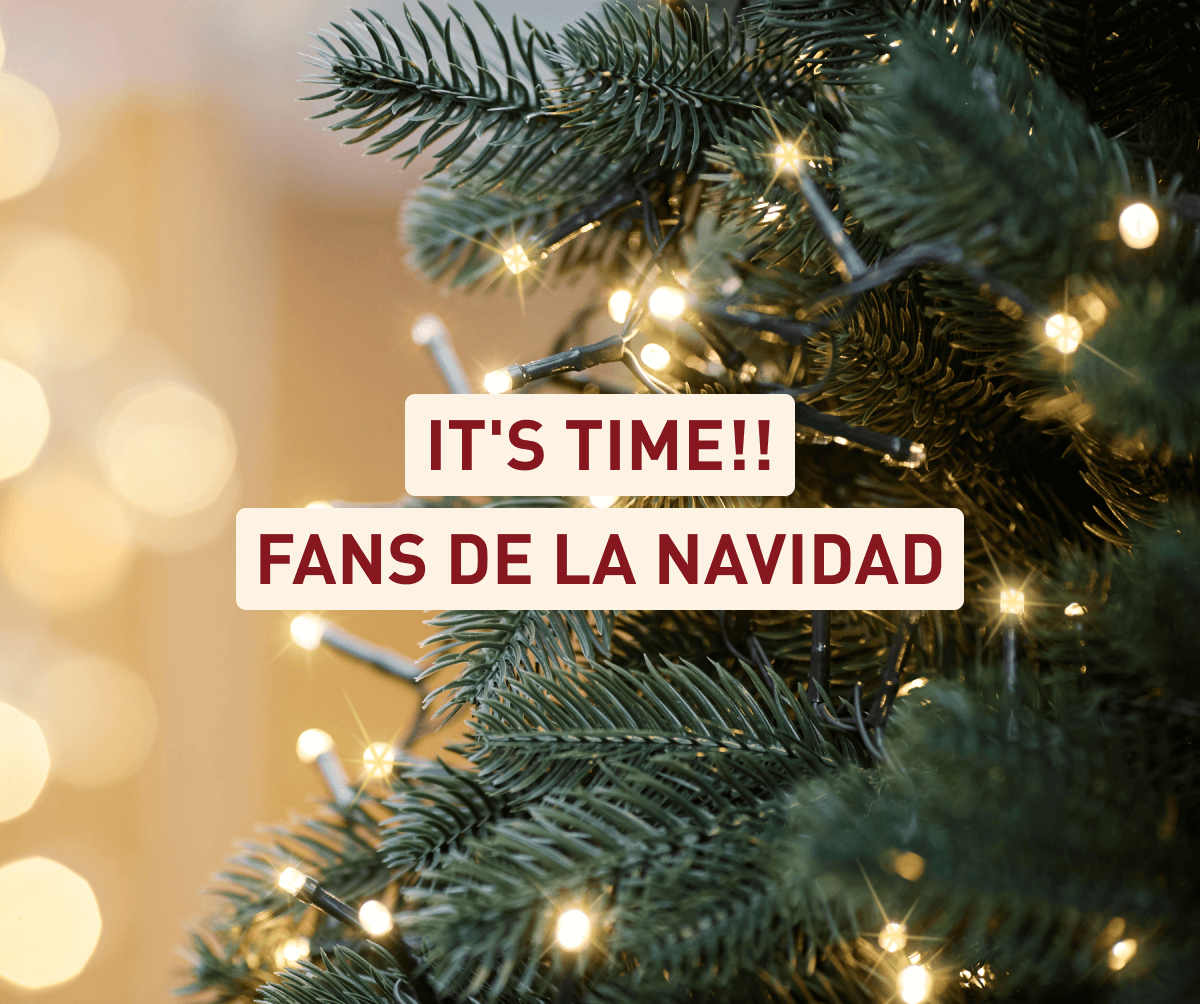 Primer plano de un árbol de Navidad con luces cálidas y el texto “It’s time!! Fans de la Navidad” sobre fondo beige.