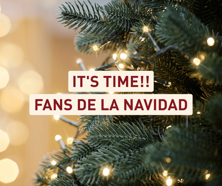 Primer plano de un árbol de Navidad con luces cálidas y el texto “It’s time!! Fans de la Navidad” sobre fondo beige.