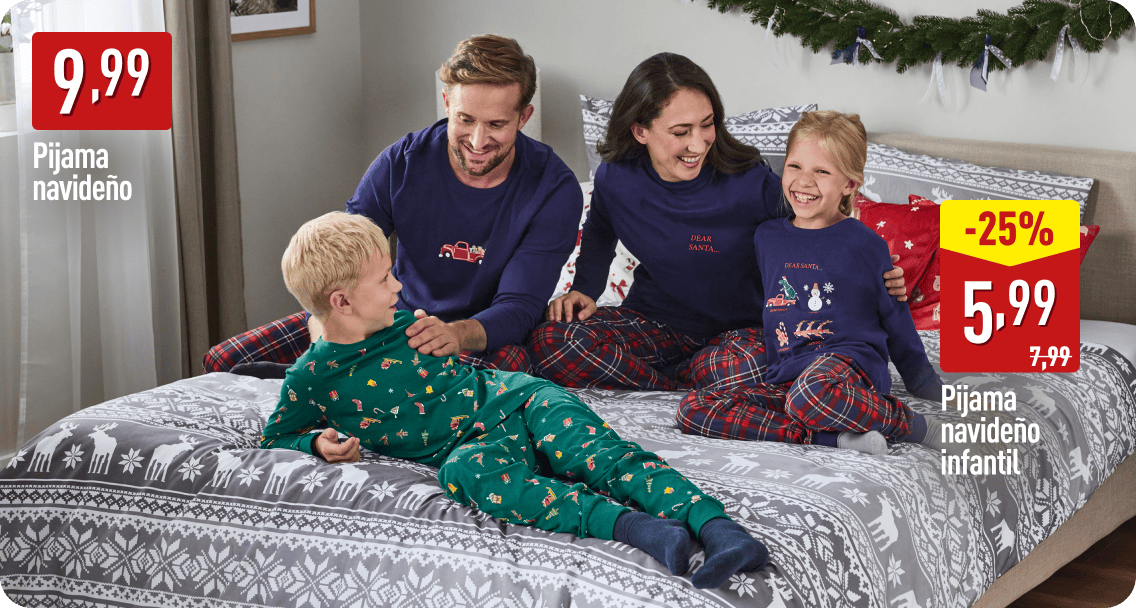 Familia con pijamas navideños sentada sobre una cama con colcha de motivos invernales. A la izquierda se muestra el precio del pijama navideño, 9,99 €, y a la derecha el pijama infantil con un descuento del 25 %, a 5,99 €.