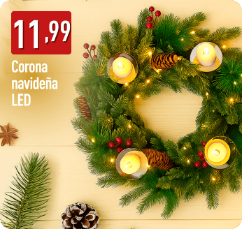 Corona navideña verde con piñas, luces LED y velas decorativas sobre fondo de madera clara. A la izquierda, el precio 11,99 € y texto: Corona navideña LED.