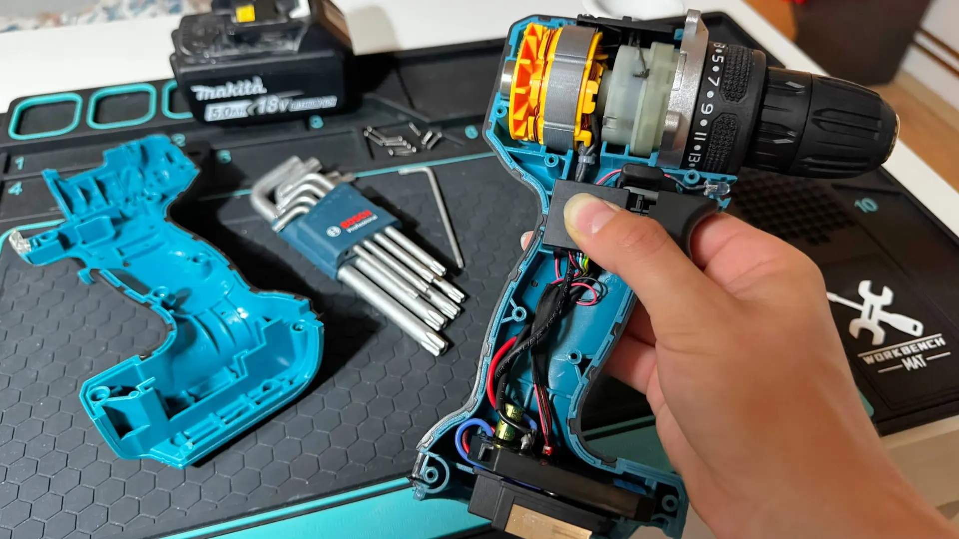 Rozebrala jsem padělek Makity z Číny: Podvrh je to povedený, motor překvapil