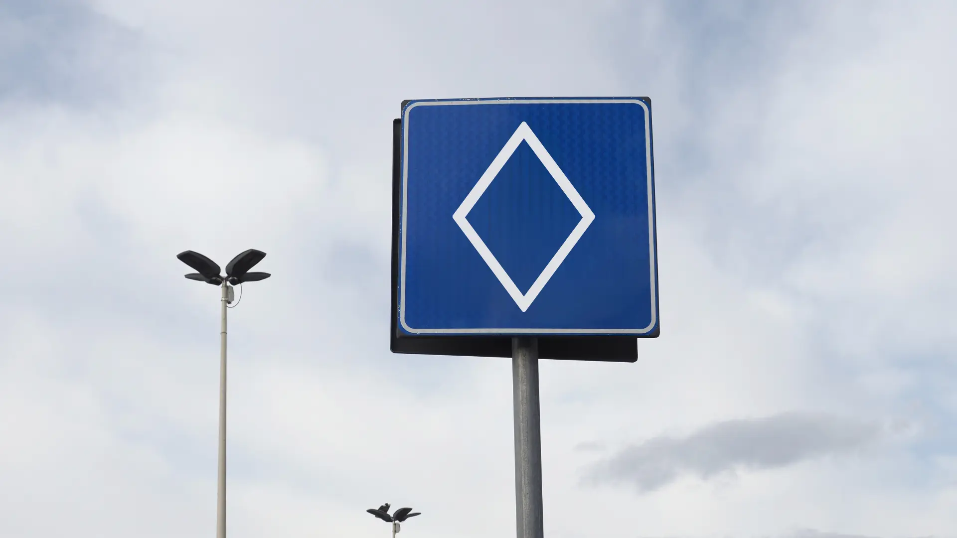 Nová dopravní značka kosočtverec: Pokuta až 3300 Kč za její ignorování, v Česku ji ale zatím nenajdete