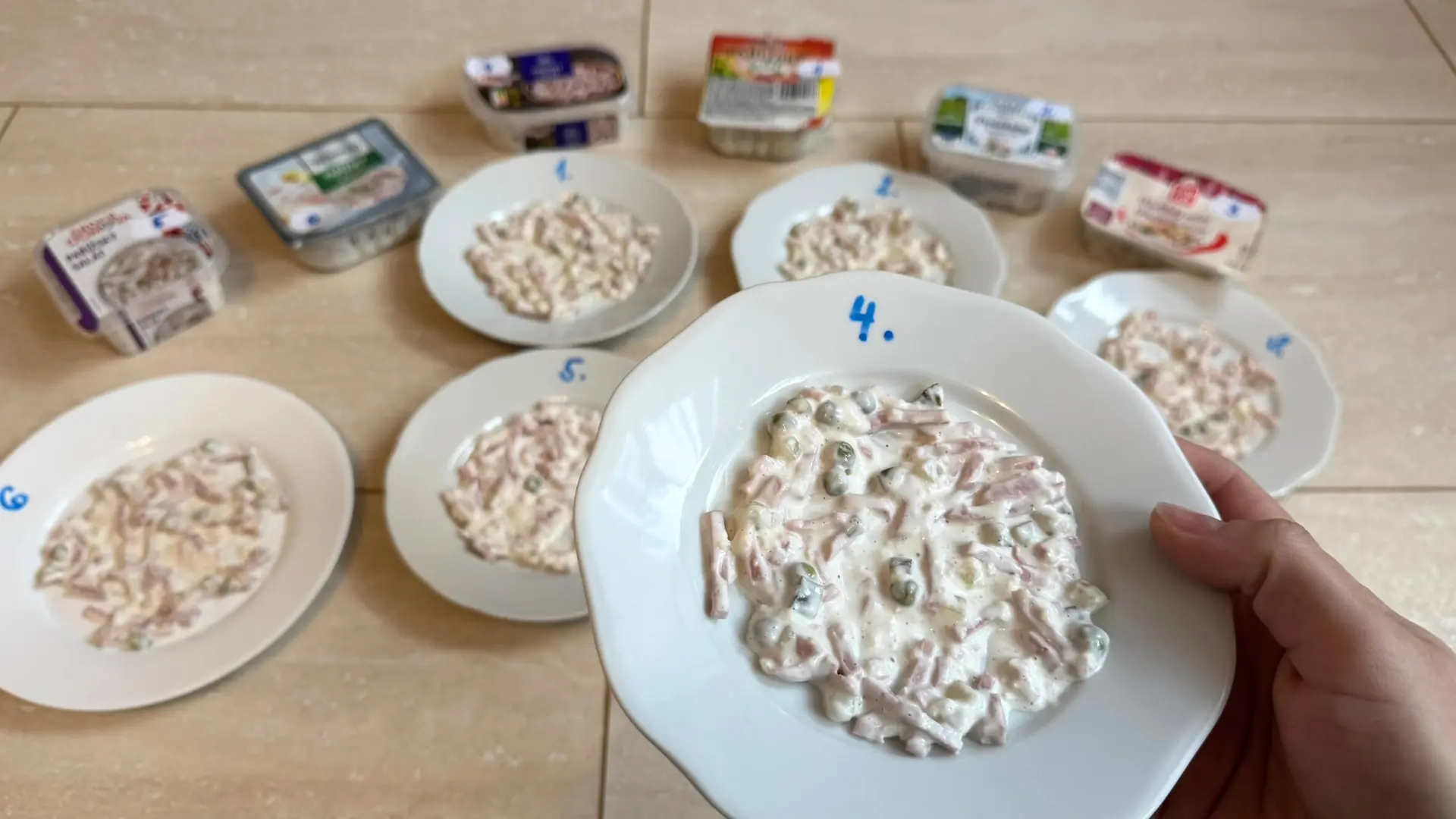 Nejlepší pařížské saláty z testu (Podzim 2025): Salát z Lidlu a Varmuža chutnají skoro jako poctivý originál