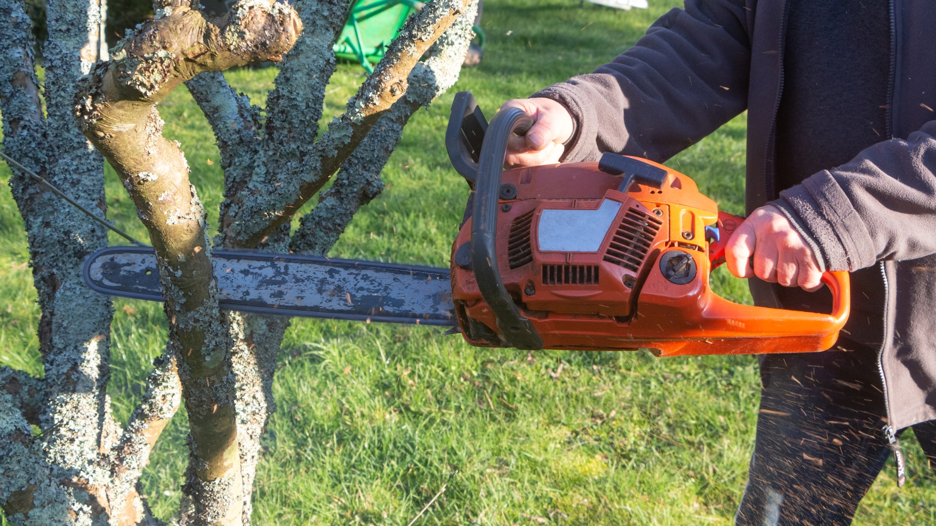 Nejhorší řetězové pily dle uživatelů (Prosinec 2025): Kritiku sbírá profi Husqvarna, hobby Hecht i levný Kraft & Dele