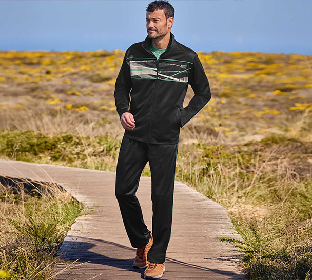 Turistické oblečení tříděné podle velikosti je zlevněno až o 65 procent