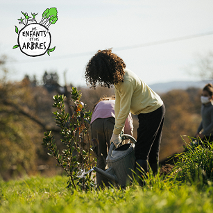 Du 22 avril au 6 mai, votre arrondi en caisse soutient des Enfants et des Arbres 