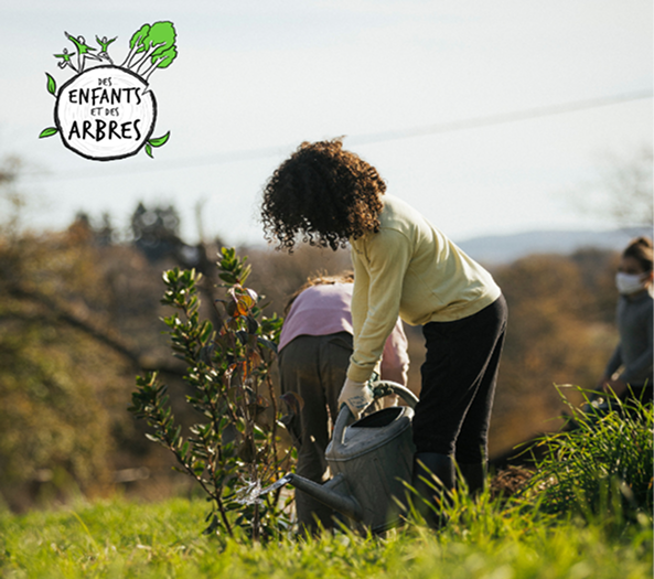 Du 22 avril au 6 mai, votre arrondi en caisse soutient des Enfants et des Arbres 