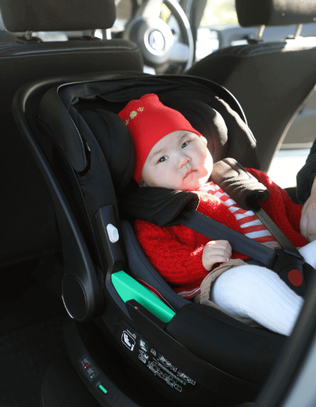 Baby in phil&teds alpha i-Size car seat