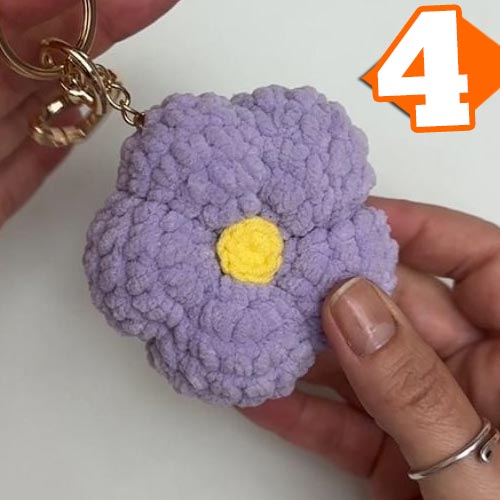 Receita Chaveiro Flor de Crochê com o Fio Amigurumi Chenille