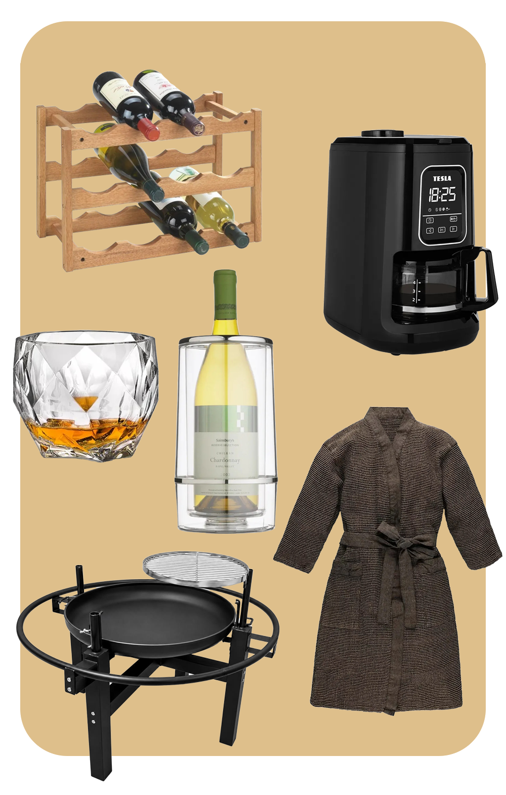 Koláž s tipy na dárky pro muže na béžovém pozadí. Obsahuje dřevěný stojan na víno, černý překapávací kávovar, designovou sklenici na whisky, láhev vína v chladicím stojanu, tmavý pánský župan a přenosné zahradní ohniště s grilovacím roštem.