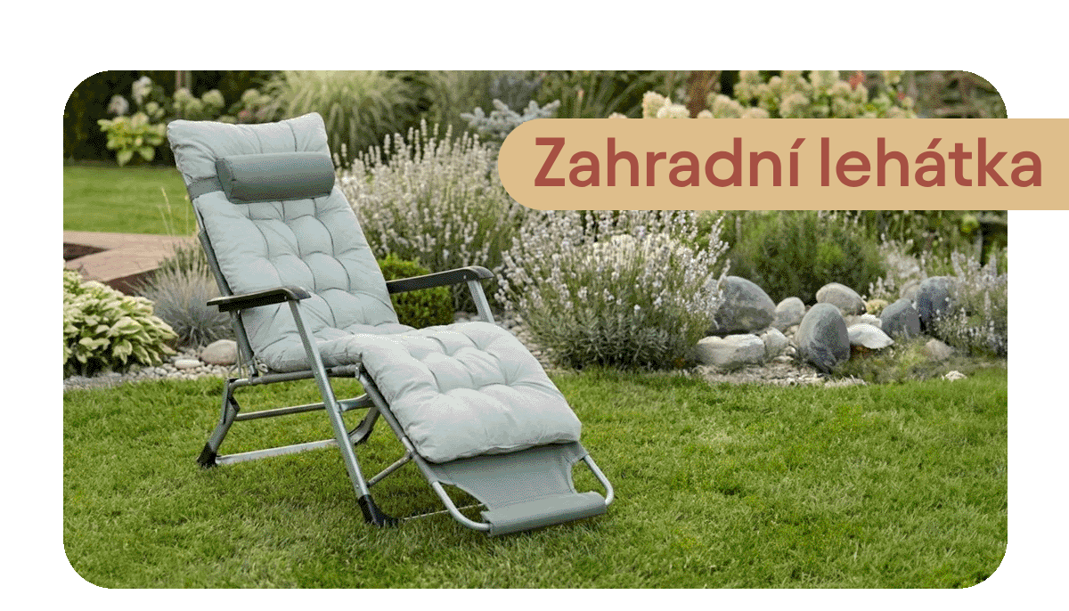 Nabídka zahradního nábytku s nápisem Zahradní lehátka. Na fotografii je rozložené polohovatelné zahradní lehátko s měkkým světle šedým prošívaným polstrováním a podhlavníkem, umístěné na zeleném trávníku v rozkvetlé zahradě s okrasnou skalkou.