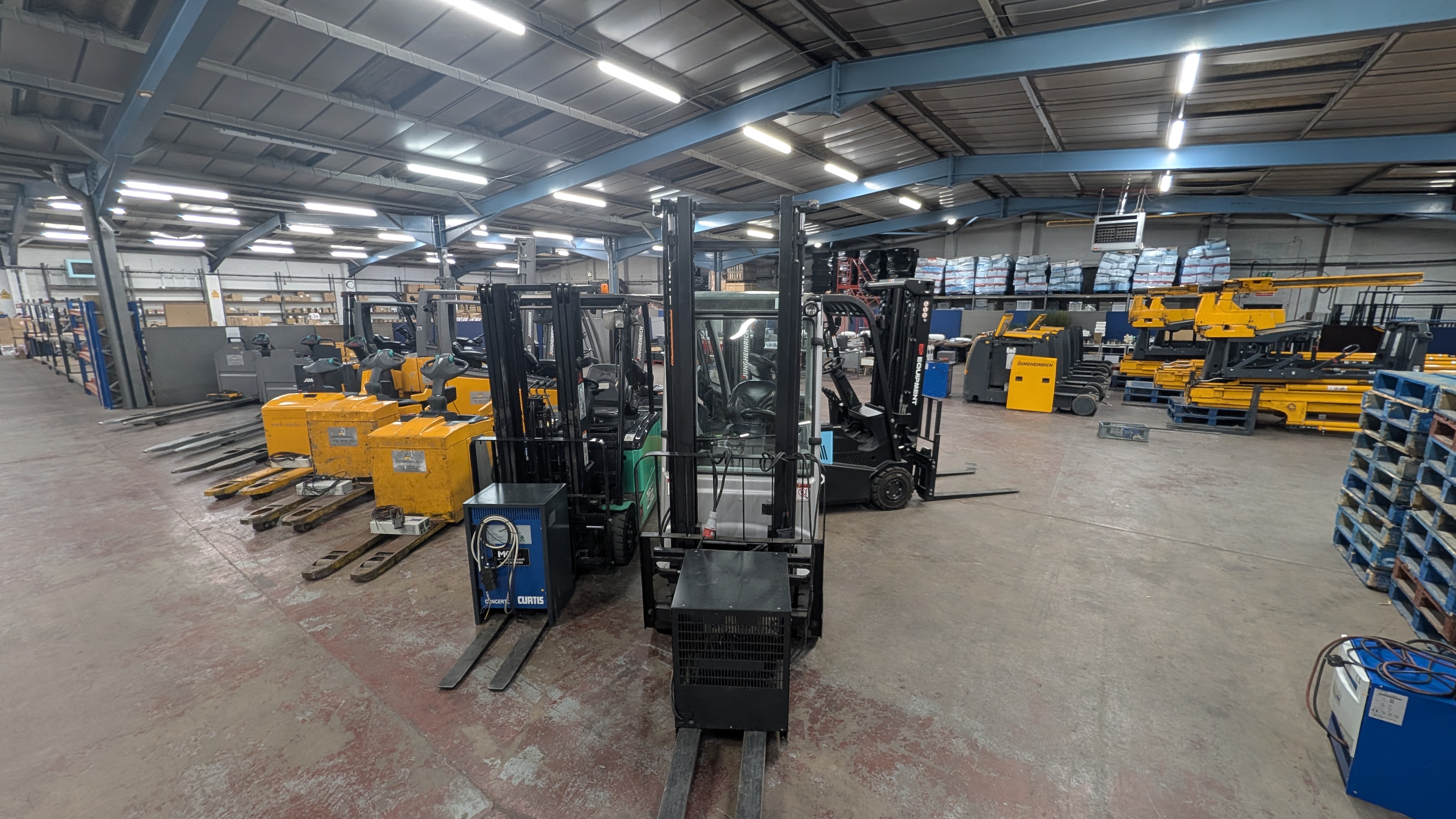 25 Fork Lift Trucks / Materials Handling,…