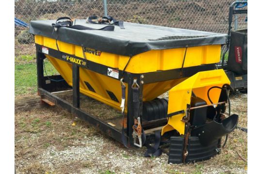 V MAXX G2 2.2 CU. YD. HOPPER SPREADER