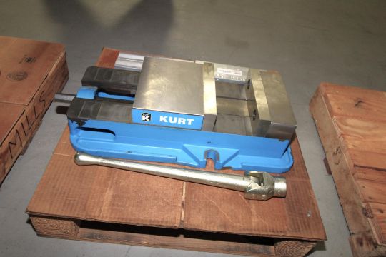 MACHINE VISE, KURT, 8', w/ (2) sets extra…
