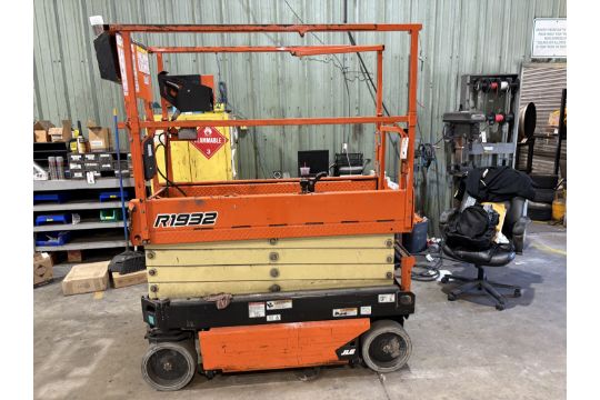 2022 JLG R1932 19' Height Reach Electric Scissor Lift,…