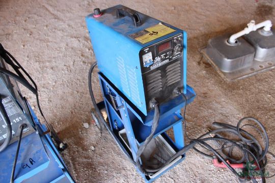 CHICAGO ELECTRIC 40A PLASMA CUTTER ON ROLL…