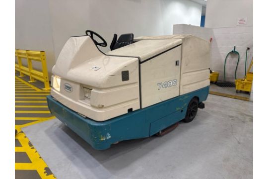 Tennant 7400 Ride-on Floor Scrubber