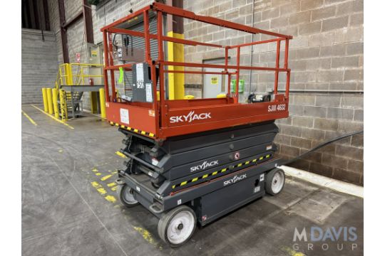 SKY JACK SCISSOR LIFT