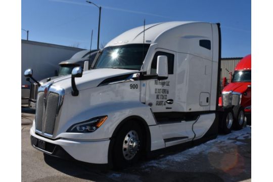 (2025) #900 KENWORTH TANDEM AXLE SLEEPER CAB SEMI TRACTOR…