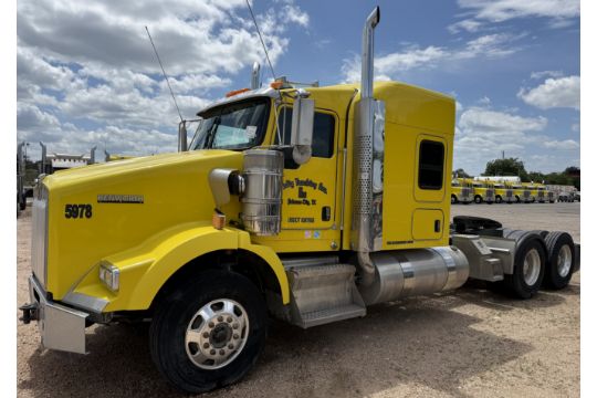 2016 KENWORTH T800 FLAT-TOP SLEEPER TRUCK…