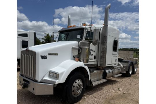 2016 KENWORTH T800 FLAT-TOP SLEEPER TRUCK