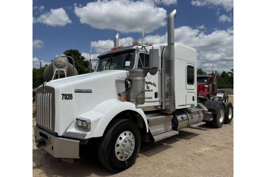 2016 KENWORTH T800 FLAT-TOP SLEEPER TRUCK