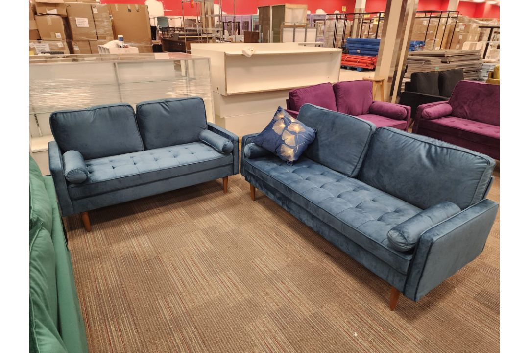 HUGE FURNITURE AUCTION (ÉNORME ENCAN DE MEUBLES)
