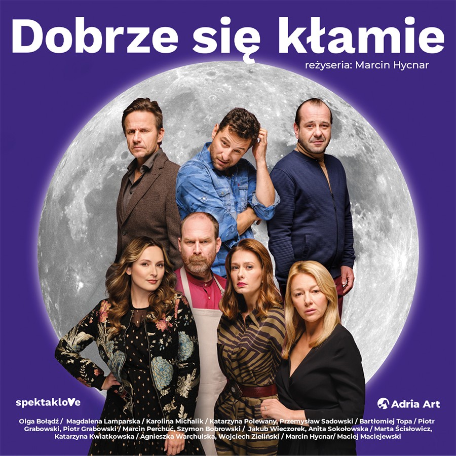 Poster for Polish play 'Dobrze się kłamie' showing seven adults posing before a large full moon on a purple background