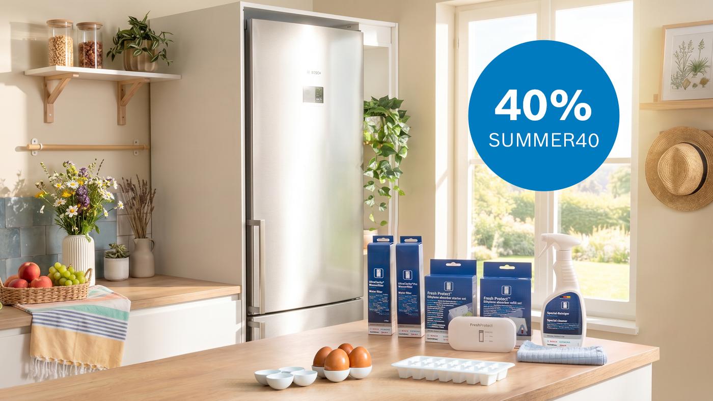 Aurinkoinen keitti&ouml;: rosterij&auml;&auml;kaappi, hedelm&auml;kori ja kukkia ty&ouml;tasolla; ikkunassa sininen "40% SUMMER40" -merkki.