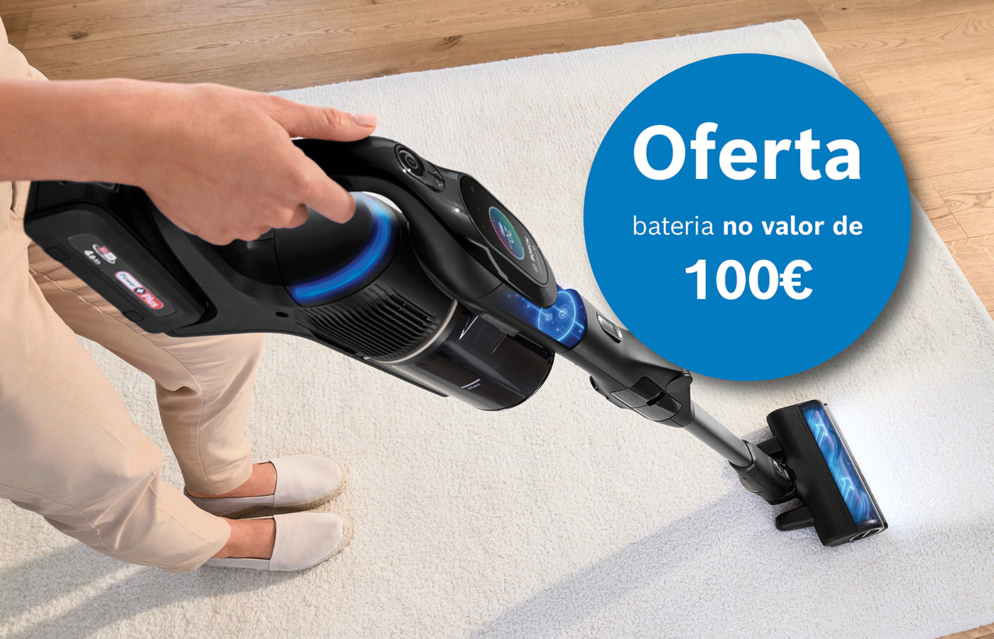Aspirador sem fio aspirando tapete com oferta 100&euro;