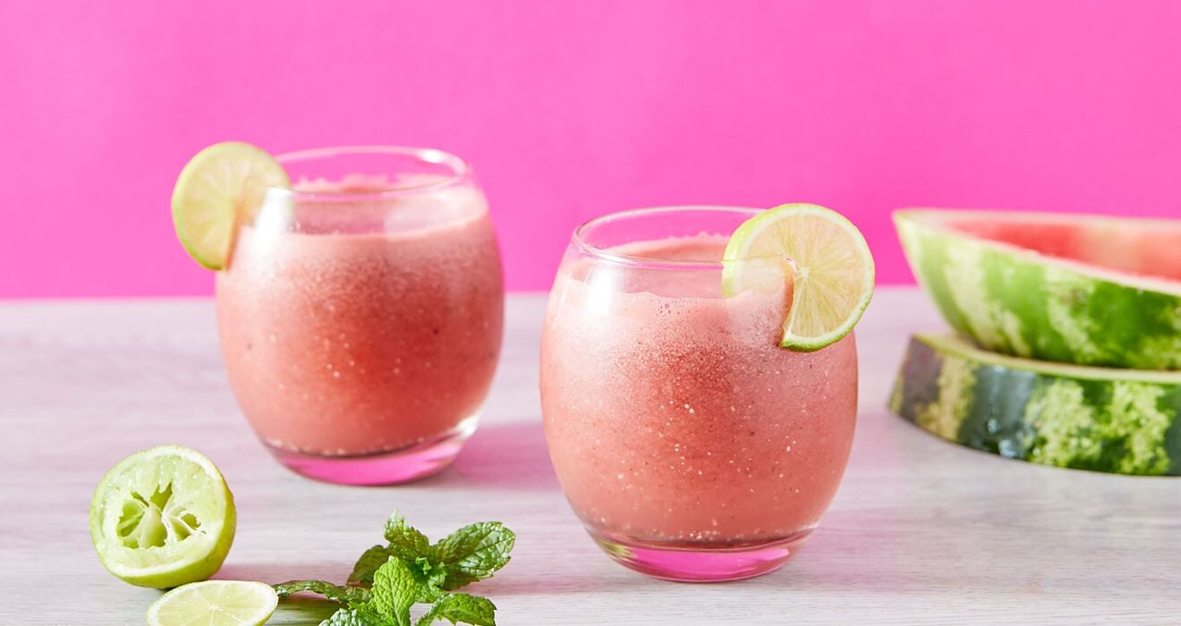 🍉 Rețeta anti-caniculă: Smoothie-ul perfect, plin de vitamine și gheață!