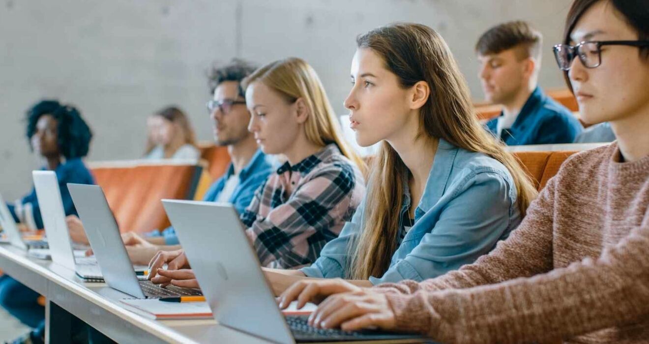 Topul celor mai bune laptopuri pentru elevi și studenți 🥇