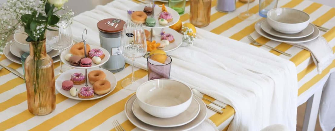 Vrolijk gekleurde Paastafel