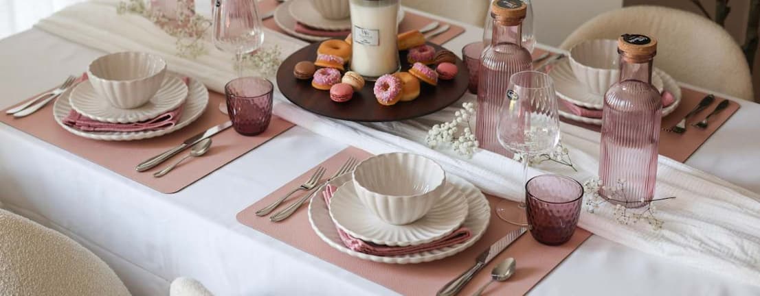 Roze/off-white geklede Paastafel