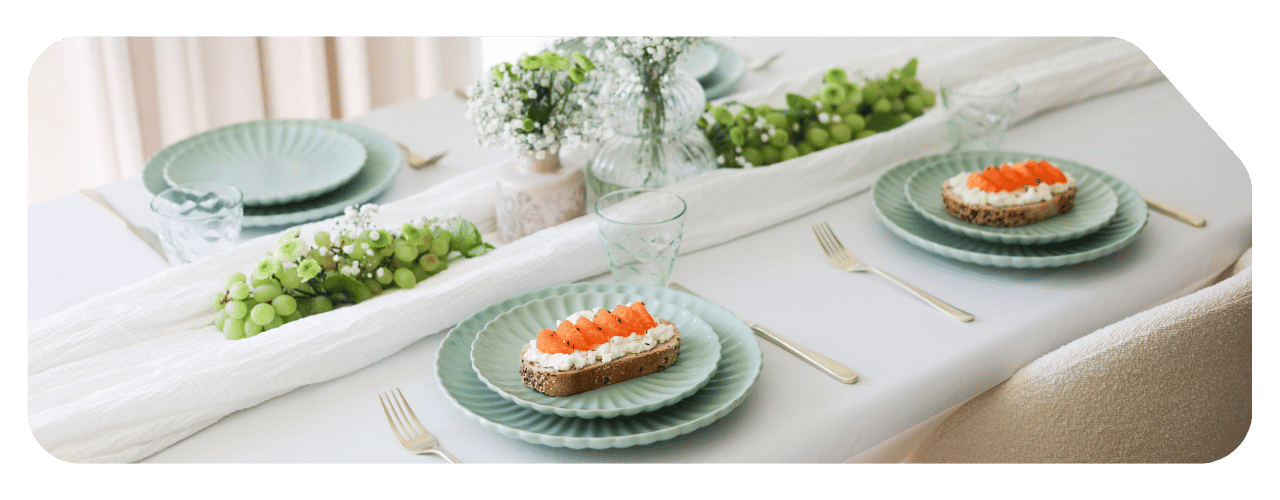 Gedekte tafel met frisse kleuren 