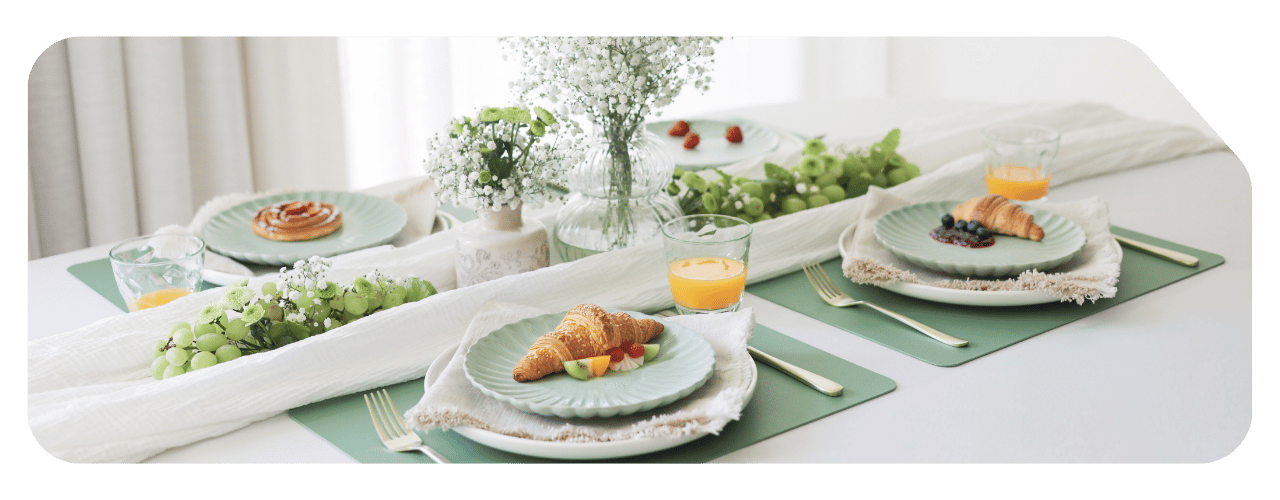 Gedekte tafel met croissant en jus d'orange