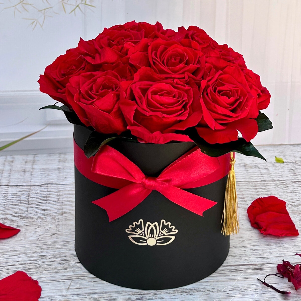 Alive,Bouquet 12 Rosas Rojas, Caja Negra, Duración 6 Meses.