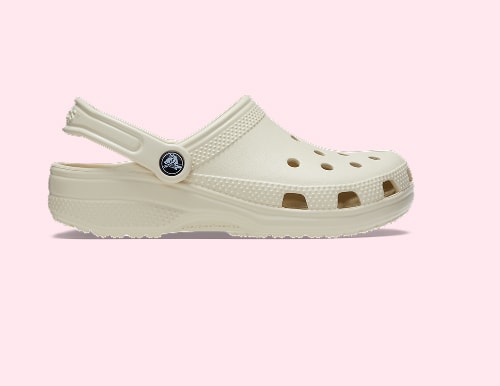 Zapatilla tipo Crocs en color claro.