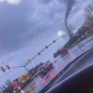 全美天气乱套！夏威夷山洪爆发vs美东龙卷风vs加州40°C体感热浪