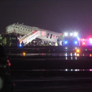 纽约机场突发2死41伤！加航撞上消防车