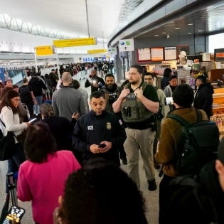 🚨ICE正式接管全美机场安检？！现场全是制服……