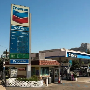 洛杉矶中国城加油站$9天价 😱加州油价，牛！