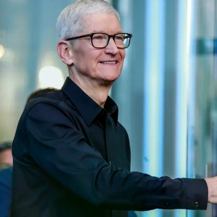 🍎 突发！库克卸任 Apple CEO，John Ternus 接棒！