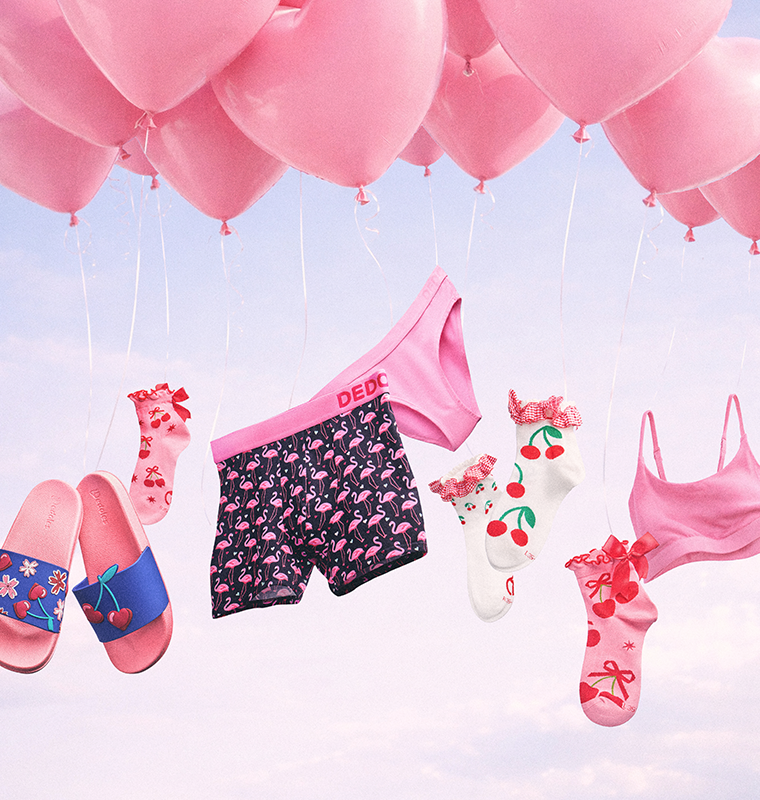 Květiny zvadnou. Ponožky vydrží.