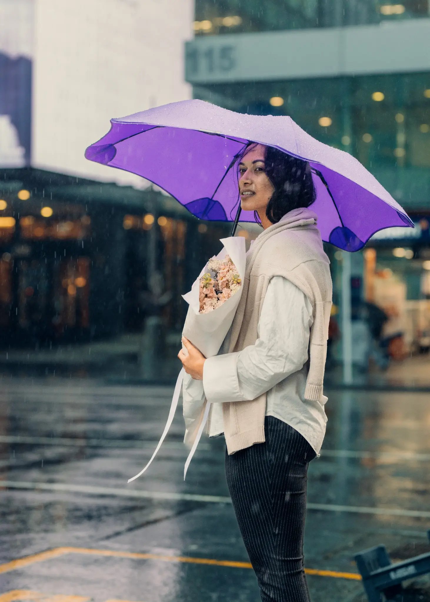 Woman with Blunt Metro umbrella in Violet Purple