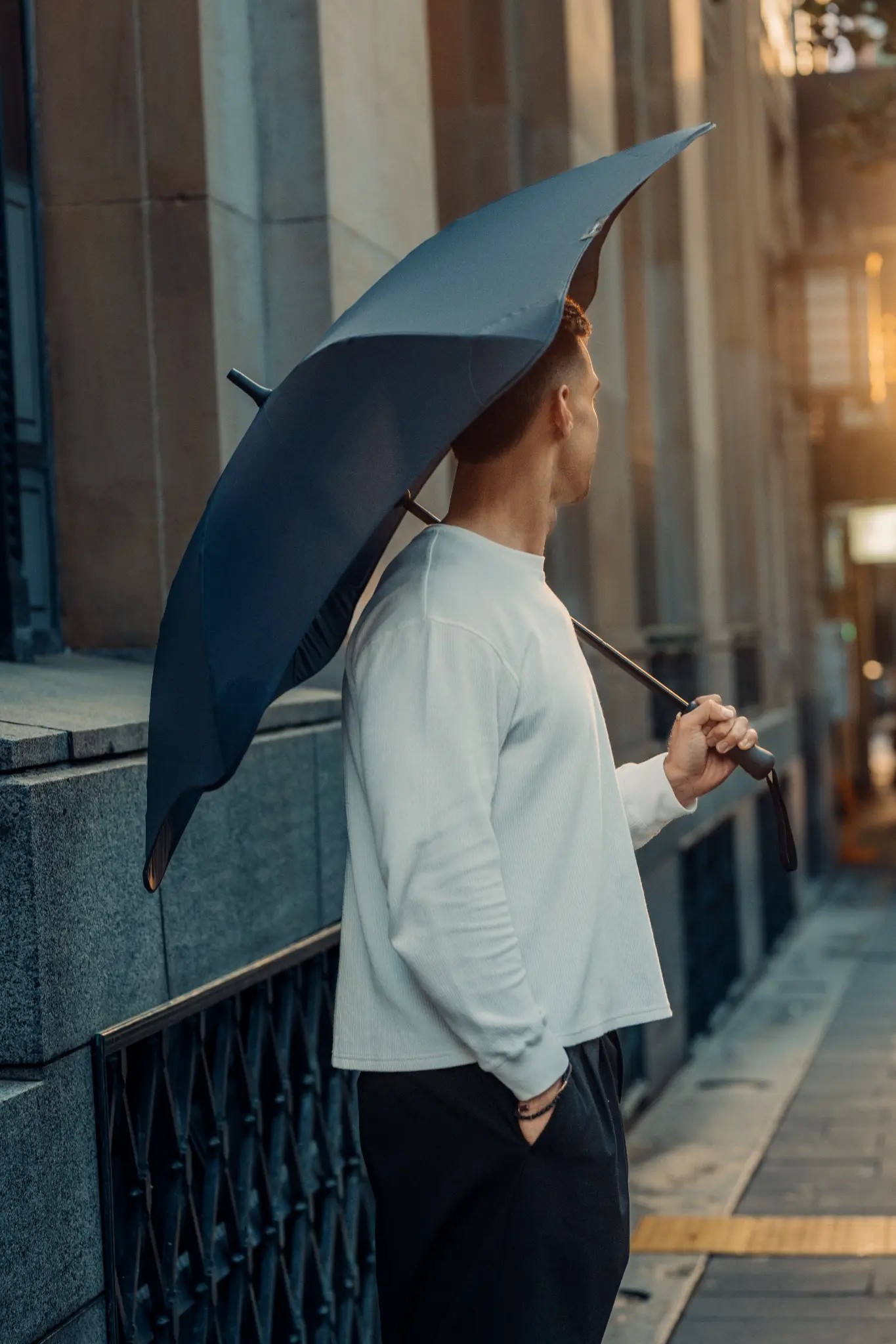 Man with Blunt Classic umbrella in Midnight Navy