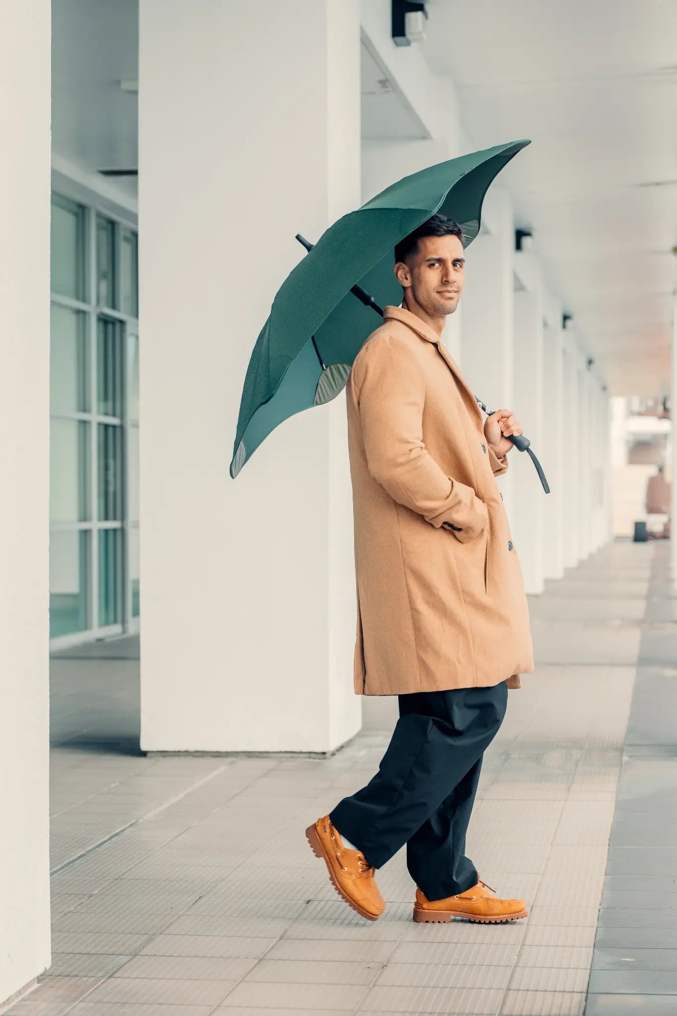 Man with Blunt Exec umbrella in Forest Green